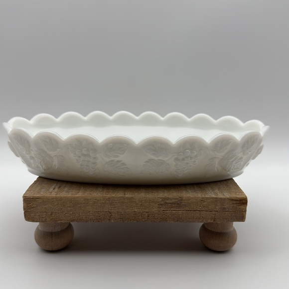 Vintage Westmoreland White Milk Glass Scalloped Edge Dish with Grape Design - Picture 2 of 8